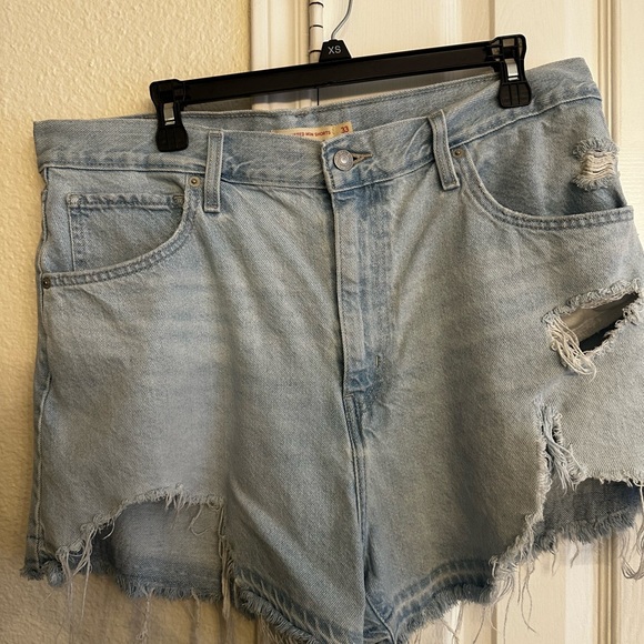 Levi’s High Rise Mom Short - Picture 5 of 10